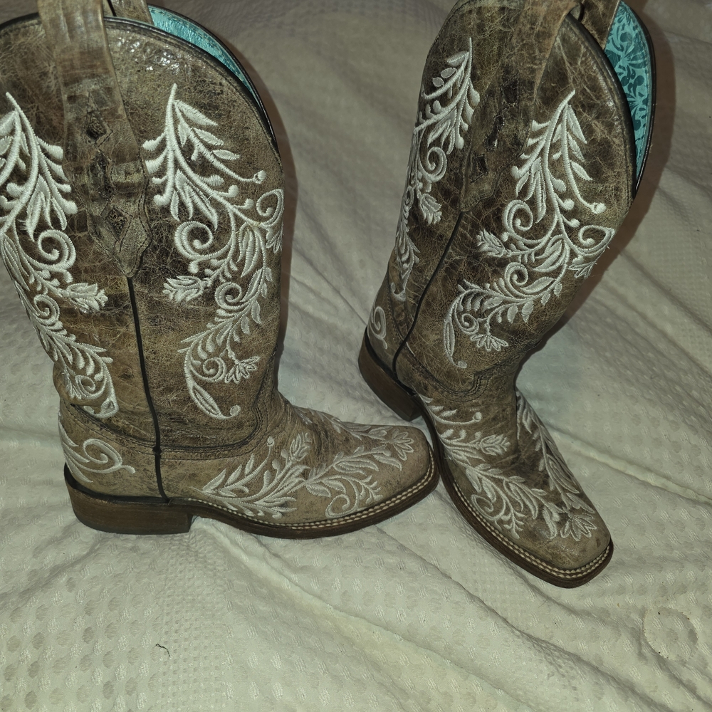 Corral Elegant Embroidered Tan and White Boots